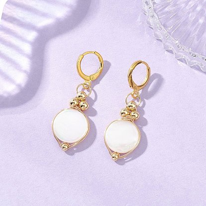 Плоские круглые серьги-подвески из натуральной белой ракушки и латуни.