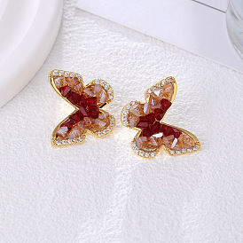 Серьги-гвоздики с бабочками из латуни с микропаве из прозрачных кубических цирконий, cmолой, игла из стерлингового серебра