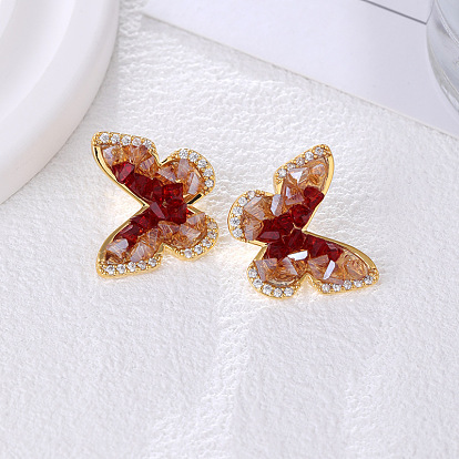 Серьги-гвоздики с бабочками из латуни с микропаве из прозрачных кубических цирконий, cmолой, игла из стерлингового серебра