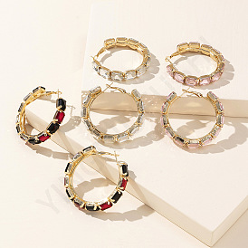 Pendientes de diamantes circulares brillantes para chicas a la moda: pendientes modernos y vanguardistas.