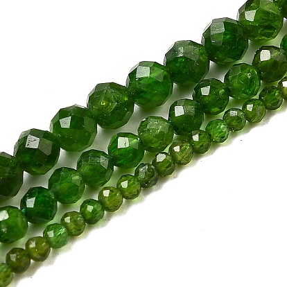 Filamentos naturales del diopside verde, rondo, micro facetado
