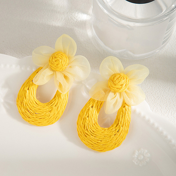 Серьги-гвоздики из ротанга и марли, цветок