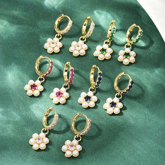 Латунные микро проложить серьги обруча кубического циркония, с пластиковой имитационной жемчужиной, цветок, без кадмия и без свинца, стойки покрытие, долговечный, реальный 18 k позолоченный