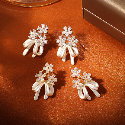 Серьги-гвоздики из латуни с прозрачными кубическими циркониями, цветок с бантом