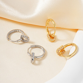 Элегантные серьги-кольца U-образной формы из латуни с прозрачным кубическим цирконием.