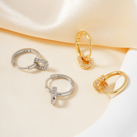 Элегантные серьги-кольца U-образной формы из латуни с прозрачным кубическим цирконием.