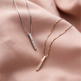 Женские кулоны-подвески в виде прямоугольных брусков из сплава с кристаллами и стразами.