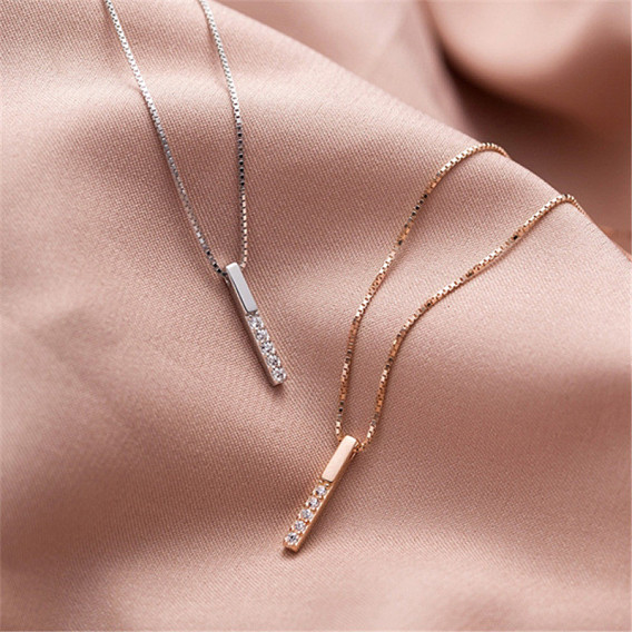 Женские кулоны-подвески в виде прямоугольных брусков из сплава с кристаллами и стразами.