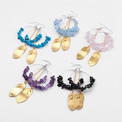 Aretes de latón con piedras naturales y sintéticas mixtas, con colgante de la aleación, pluma
