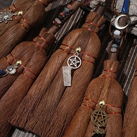 Adorno colgante de escoba de palma de bruja mini de cuarzo natural, Con accesorios de metal para decoración de Halloween en el hogar y el coche.