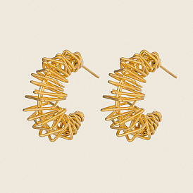 Серьги-гвоздики из нержавеющей стали с полой С-образной формой, обмотанной проволокой.