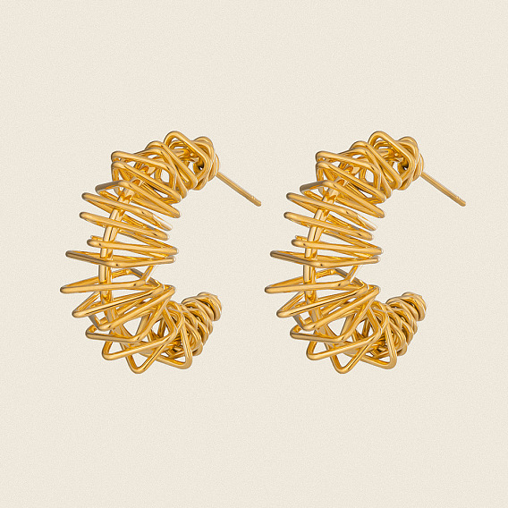 Серьги-гвоздики из нержавеющей стали с полой С-образной формой, обмотанной проволокой.