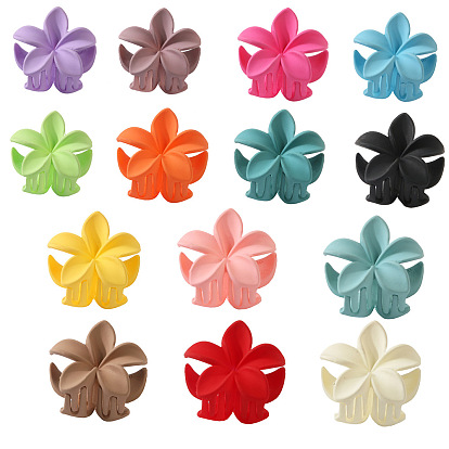 Пластиковая заколка-цветок конфетного цвета с полым дизайном - просто и элегантно.