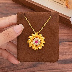 Подвеска в виде цветка из латуни с прозрачными и ярко-розовыми кубическими циркониями для женщин.