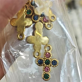 Placage ionique (ip) 316l pendentifs chirurgicaux en acier inoxydable, avec strass coloré, charmes croisées