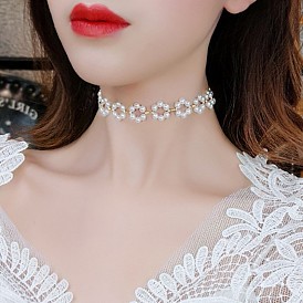 Chic Vintage Pearl Collar Necklace with Sparkling Gemstones