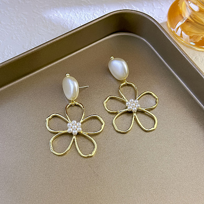 Серьги-гвоздики из искусственного жемчуга с цветочным сплавом