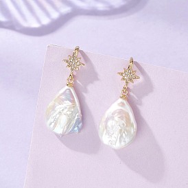 Серьги-подвески в форме капли из натурального жемчуга кеши., с латунными застежками для сережек и прозрачными кубическими циркониями.