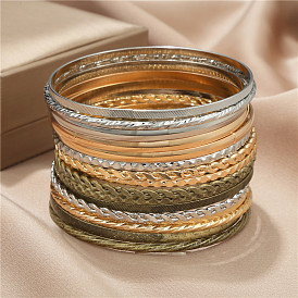 Набор 16 металлических браслетов разных цветов с геометрическим узором – модно и модно.