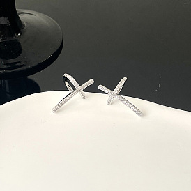 Minimalist Cross Ear Clip with Zirconia - Unique Design, High-end Ear Accessory.
