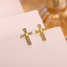 Женские серьги-гвоздики из латуни с микропаве и прозрачным кубическим цирконием, пересекаются с сердцем