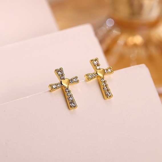 Женские серьги-гвоздики из латуни с микропаве и прозрачным кубическим цирконием, пересекаются с сердцем