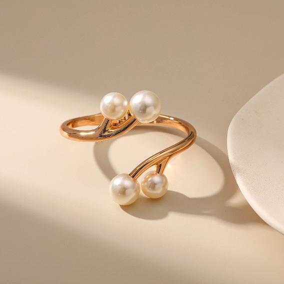 Модный браслет из ювелирного сплава с двухслойным жемчугом - асимметричный, полуоткрытый браслет.