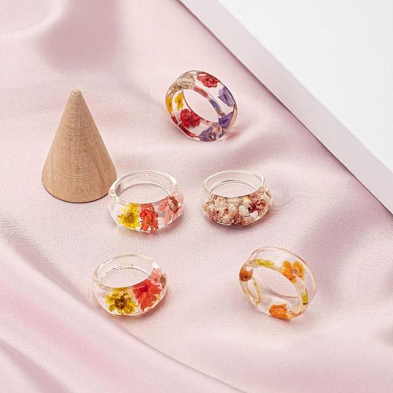 Кольца из прозрачной смолы с сухими цветами