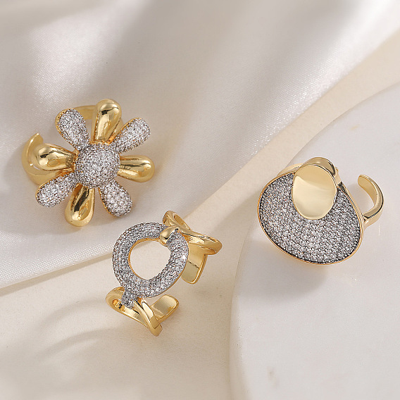 Латунные кольца-манжеты с микропаве из прозрачных кубических цирконий, платиной и золотом