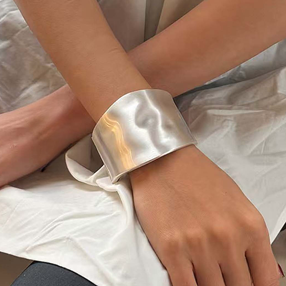 Преувеличенные браслеты из цинкового сплава для женщин