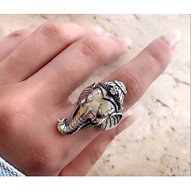Vintage Elephant Ring: Bold and Stylish Silver Statement Finger Jewelry