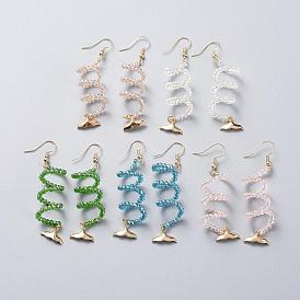 Болтаются серьги, со стеклянными бусинами, позолоченные латунные серьги с крючками и подвески в форме рыбьего хвоста, картонные коробки