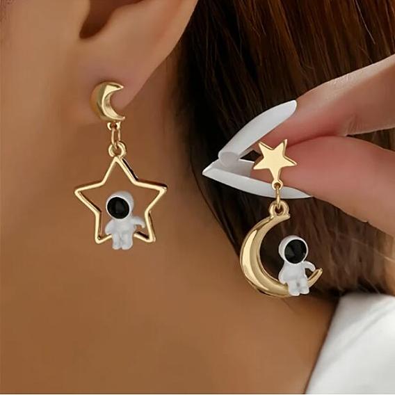 Серьги-гвоздики из сплава смолы с луной и звездой в виде космонавта