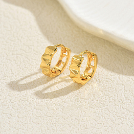 Текстурированные треугольные серьги-кольца из латуни