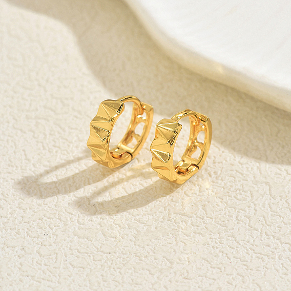 Текстурированные треугольные серьги-кольца из латуни