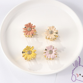 Daisy Hair Clip - Simple and Delicate Student Hair Accessory.