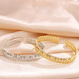 Браслеты-манжеты из латуни с сотовой структурой и микропаве из прозрачных кубических цирконий