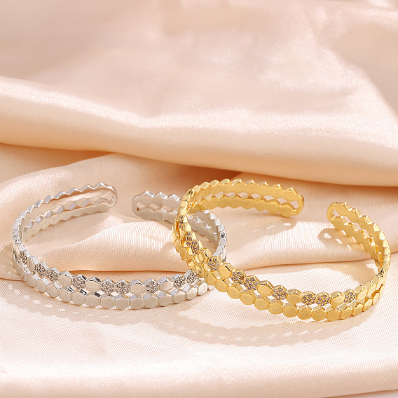 Браслеты-манжеты из латуни с сотовой структурой и микропаве из прозрачных кубических цирконий