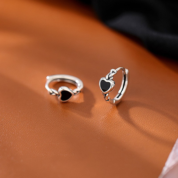 Серьги-кольца из латуни с эмалью в форме сердца