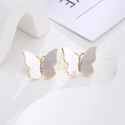 Серьги-гвоздики с бабочками из латуни с микропаве из прозрачных кубических цирконий, с ракушками и серебряными булавками