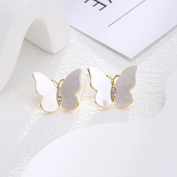 Серьги-гвоздики с бабочками из латуни с микропаве из прозрачных кубических цирконий, с ракушками и серебряными булавками