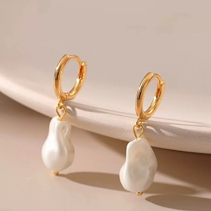 Серьги-кольца из латуни с каплевидным жемчугом в стиле барокко