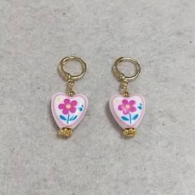 Handgefertigte Porzellanohrringe mit Blumenmuster in Herzform, Messing Creolen