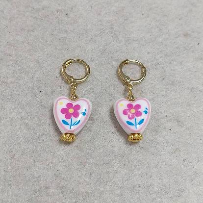 Handgefertigte Porzellanohrringe mit Blumenmuster in Herzform, Messing Creolen