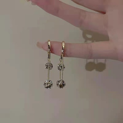 Круглые серьги-кольца из латуни с микропаве из прозрачных кубических цирконий, цепочка-оберег