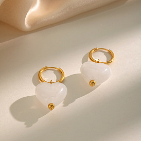 Boucles d'oreilles créoles pendantes en résine blanche en forme de cœur, avec anneaux en acier inoxydable pour femmes.