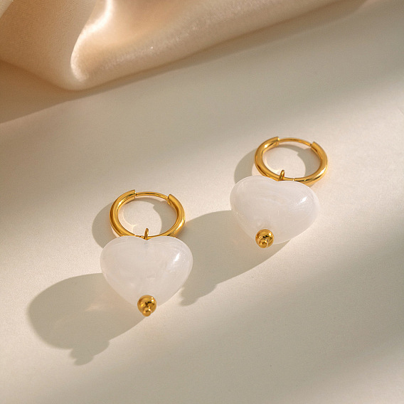 Boucles d'oreilles créoles pendantes en résine blanche en forme de cœur, avec anneaux en acier inoxydable pour femmes.