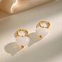 Boucles d'oreilles créoles pendantes en résine blanche en forme de cœur, avec anneaux en acier inoxydable pour femmes.