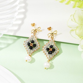 Серьги-гвоздики из стеклянных бусин ручной работы в виде банта с ромбами, со стеклянной имитацией жемчуга, золотые