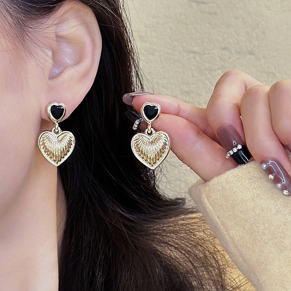 Серьги-гвоздики из сплава со стразами ко Дню святого Валентина, сердце